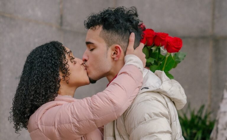 Valentine Day Kiss Day Special 2024 Romantic Shayari और Qutoes जो दिल को छू जाए